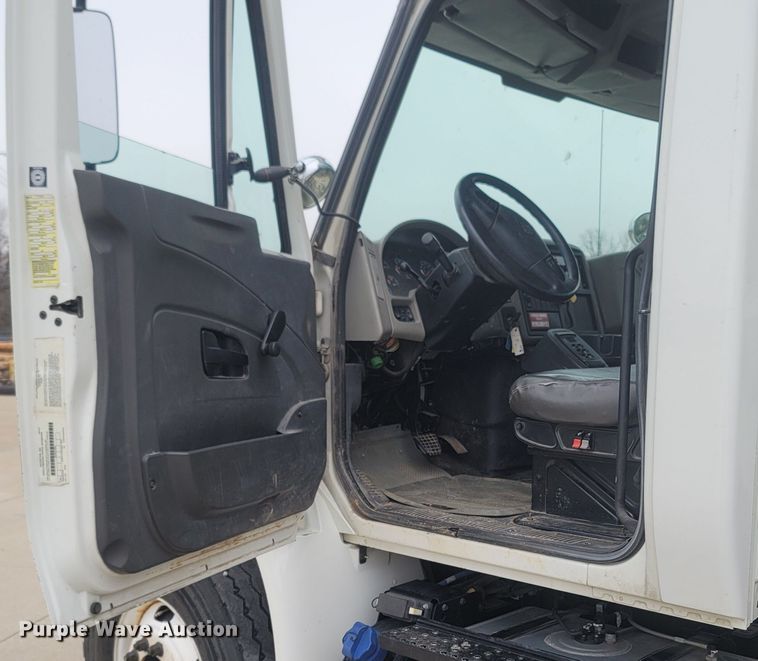 image for item MH9600 2017 International 4400  bucket truck