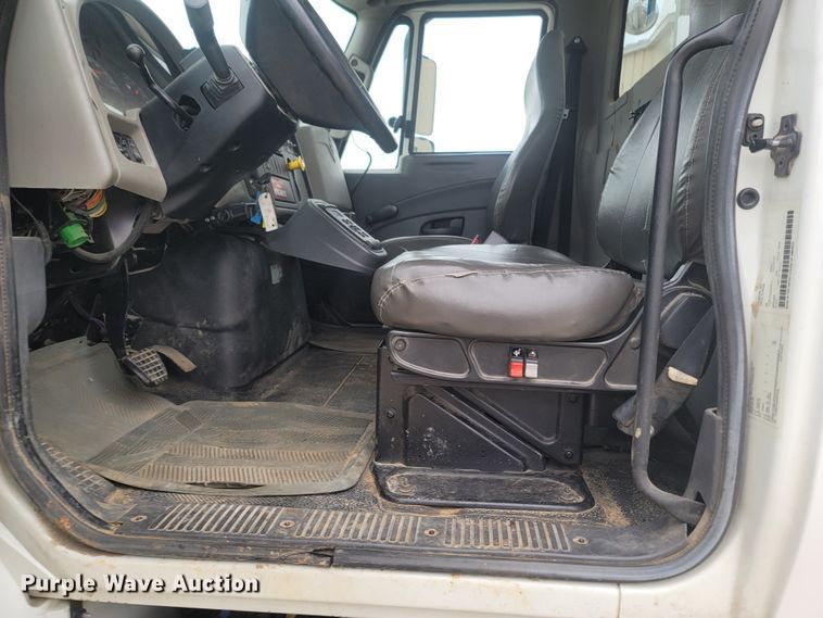 image for item MH9600 2017 International 4400  bucket truck