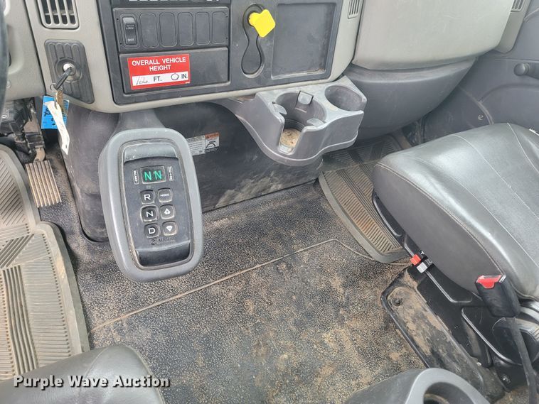 image for item MH9600 2017 International 4400  bucket truck