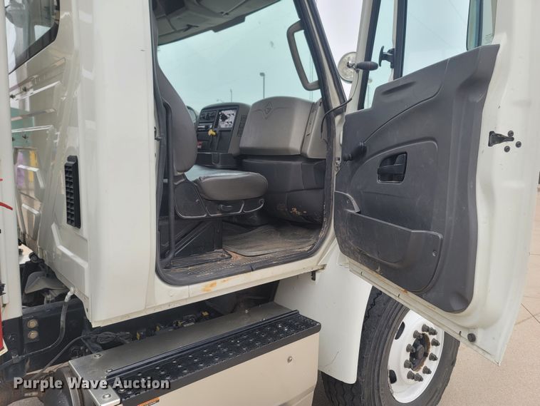 image for item MH9600 2017 International 4400  bucket truck