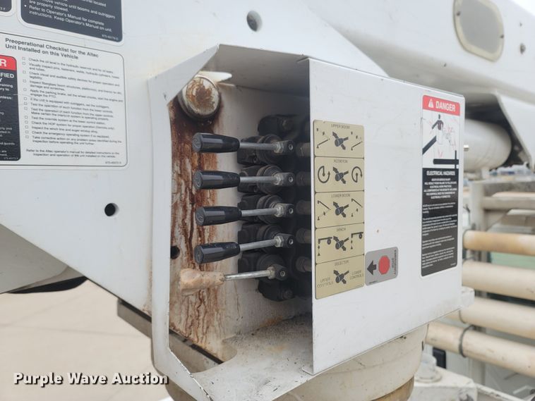 image for item MH9600 2017 International 4400  bucket truck