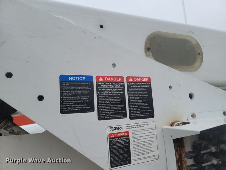 image for item MH9600 2017 International 4400  bucket truck