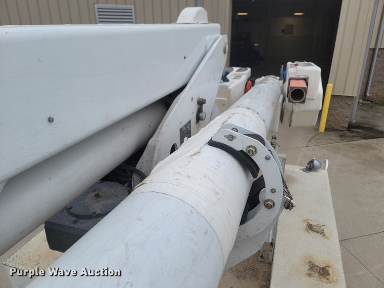 image for item MH9600 2017 International 4400  bucket truck