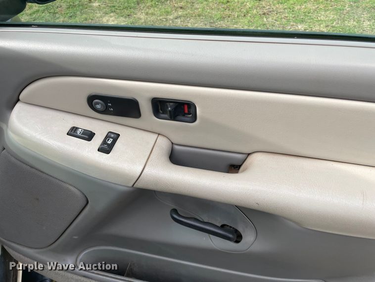 image for item MI9635 2001 Chevrolet Suburban  SUV