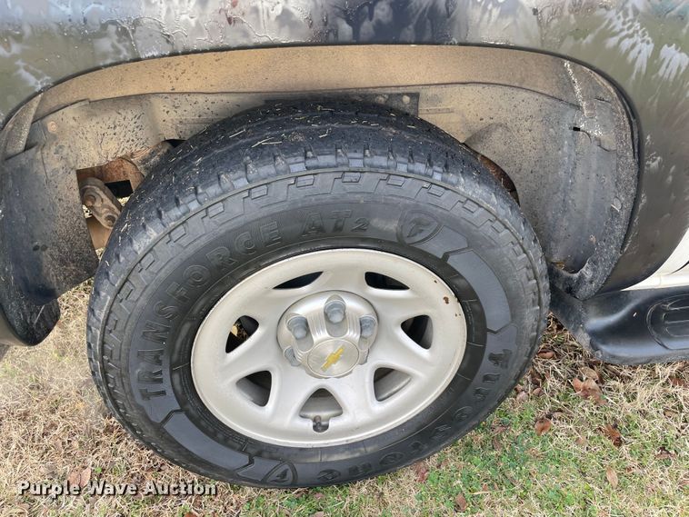 image for item MI9635 2001 Chevrolet Suburban  SUV