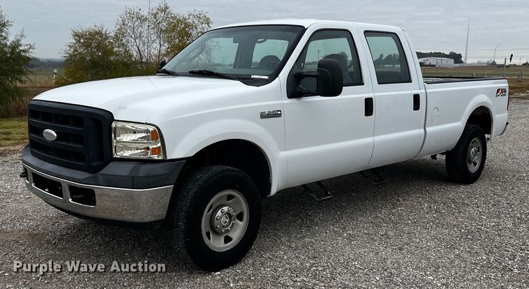 image for item MJ9226 2006 Ford F250 Super Duty XL  Crew Cab pickup truck