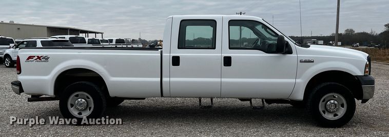 image for item MJ9226 2006 Ford F250 Super Duty XL  Crew Cab pickup truck