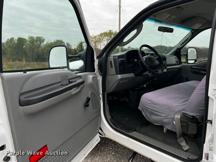 image for item MJ9226 2006 Ford F250 Super Duty XL  Crew Cab pickup truck