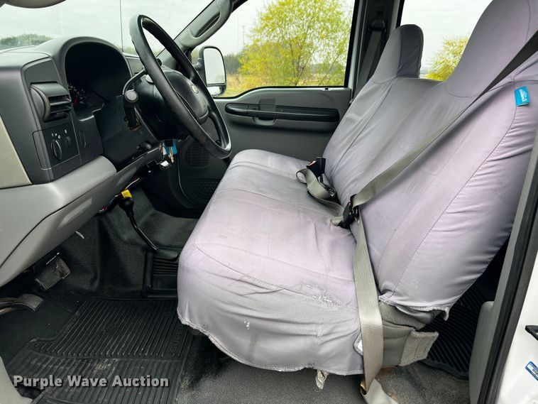 image for item MJ9226 2006 Ford F250 Super Duty XL  Crew Cab pickup truck