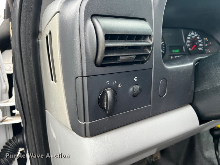 image for item MJ9226 2006 Ford F250 Super Duty XL  Crew Cab pickup truck