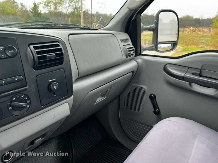 image for item MJ9226 2006 Ford F250 Super Duty XL  Crew Cab pickup truck