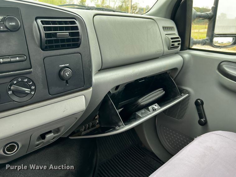 image for item MJ9226 2006 Ford F250 Super Duty XL  Crew Cab pickup truck