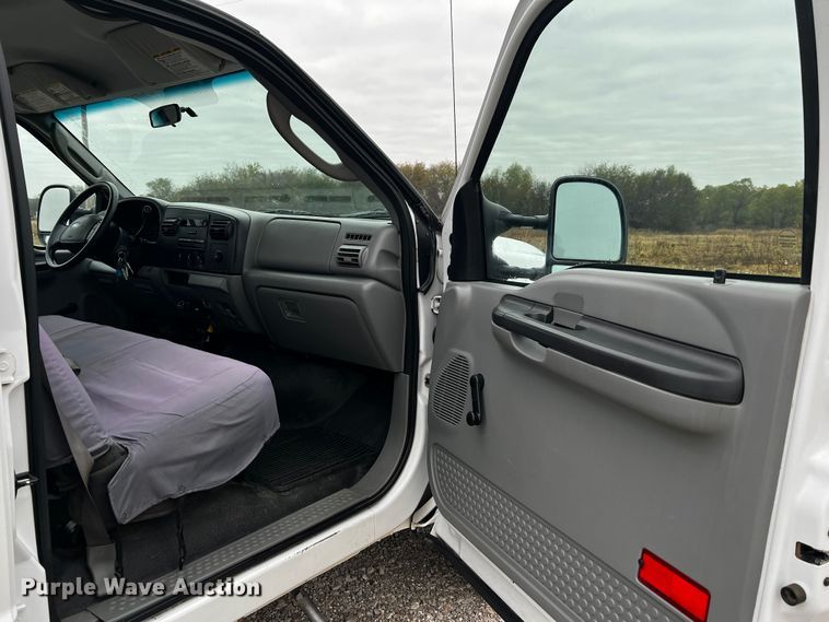 image for item MJ9226 2006 Ford F250 Super Duty XL  Crew Cab pickup truck