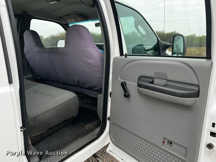 image for item MJ9226 2006 Ford F250 Super Duty XL  Crew Cab pickup truck