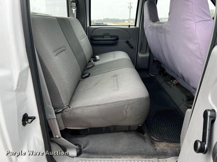 image for item MJ9226 2006 Ford F250 Super Duty XL  Crew Cab pickup truck