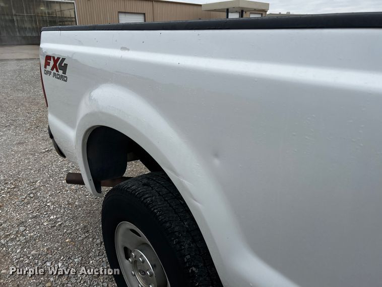 image for item MJ9226 2006 Ford F250 Super Duty XL  Crew Cab pickup truck