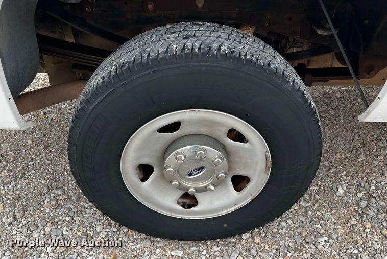 image for item MJ9226 2006 Ford F250 Super Duty XL  Crew Cab pickup truck