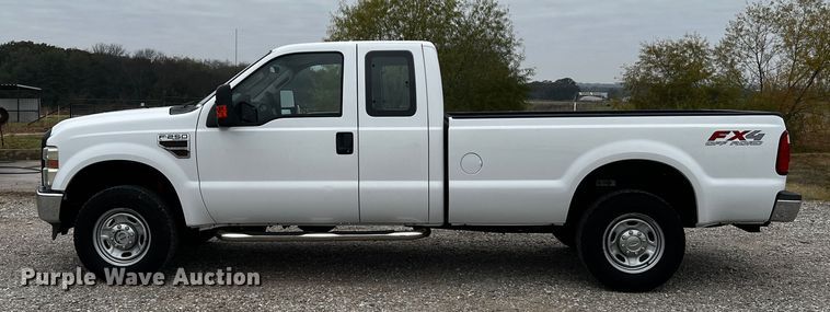 image for item MJ9227 2010 Ford F250 Super Duty XL  SuperCab pickup truck