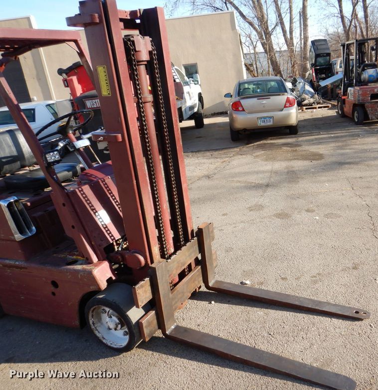 image for item MJ9886 Clark C40B IH40  forklift