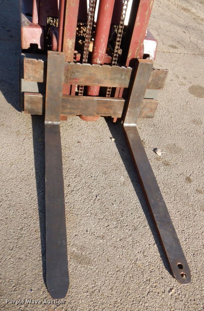 image for item MJ9886 Clark C40B IH40  forklift