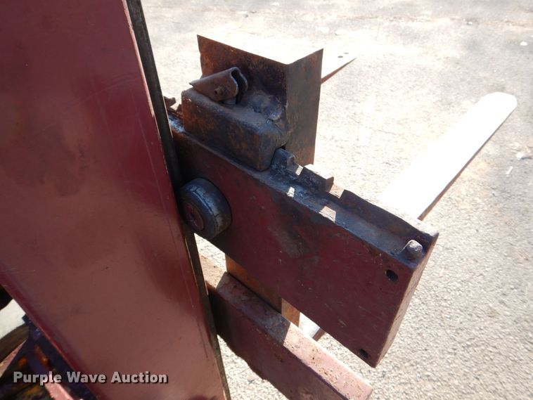 image for item MJ9886 Clark C40B IH40  forklift