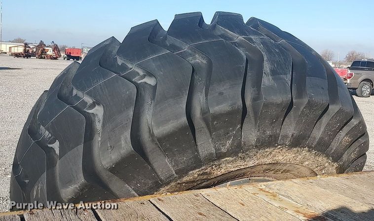image for item MM9803 Roadstone DL-3  tire and wheel