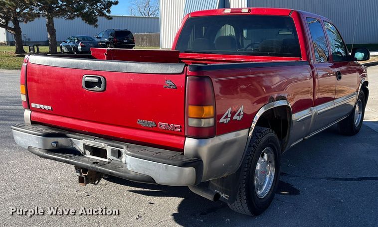 image for item MN9415 2000 GMC Sierra 1500  Ext. Cab pickup truck