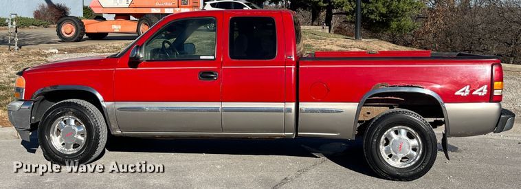 image for item MN9415 2000 GMC Sierra 1500  Ext. Cab pickup truck