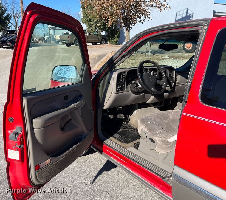 image for item MN9415 2000 GMC Sierra 1500  Ext. Cab pickup truck