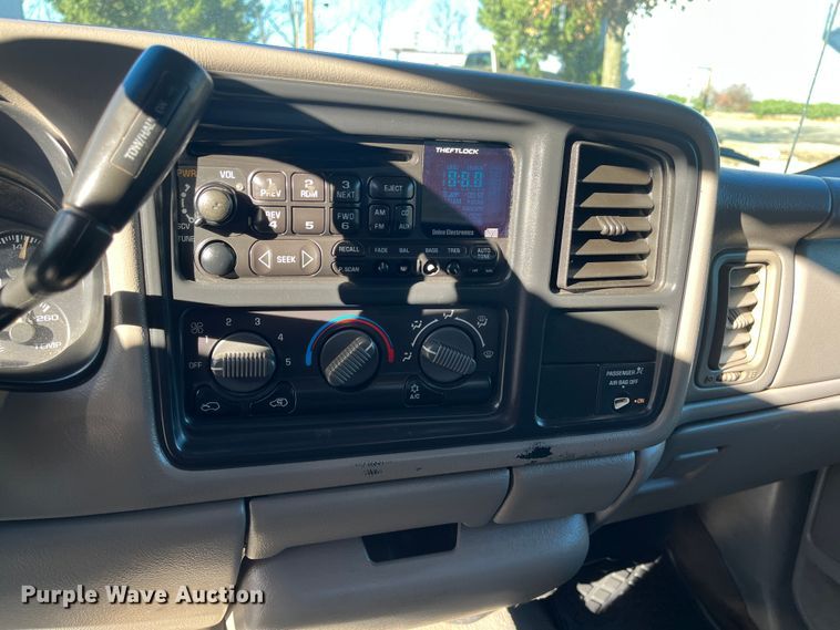 image for item MN9415 2000 GMC Sierra 1500  Ext. Cab pickup truck