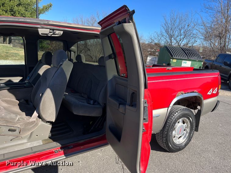 image for item MN9415 2000 GMC Sierra 1500  Ext. Cab pickup truck