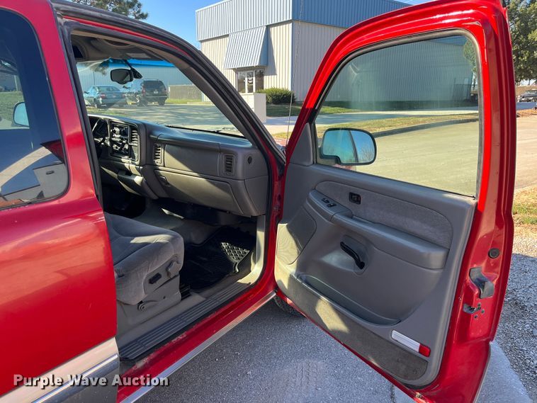 image for item MN9415 2000 GMC Sierra 1500  Ext. Cab pickup truck