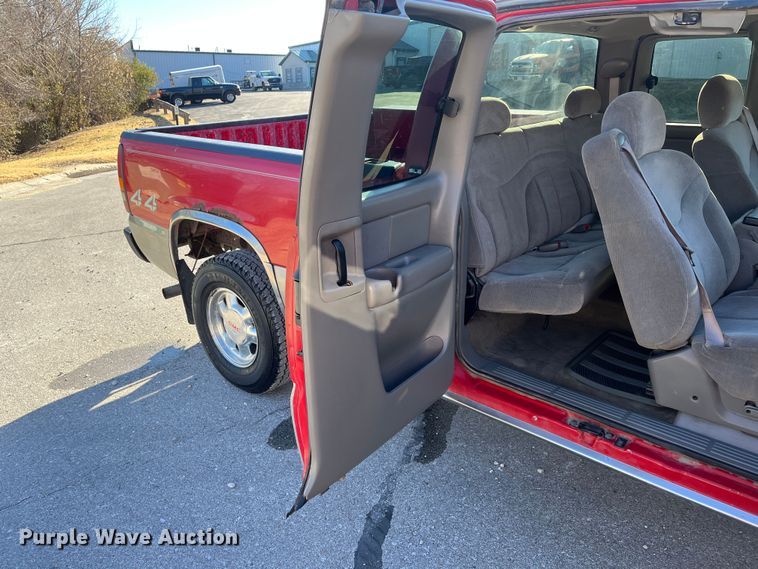 image for item MN9415 2000 GMC Sierra 1500  Ext. Cab pickup truck