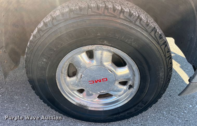 image for item MN9415 2000 GMC Sierra 1500  Ext. Cab pickup truck