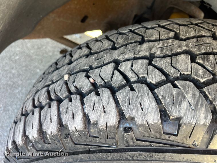 image for item MN9415 2000 GMC Sierra 1500  Ext. Cab pickup truck