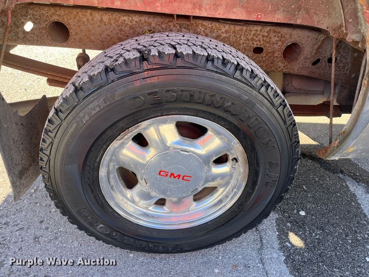 image for item MN9415 2000 GMC Sierra 1500  Ext. Cab pickup truck