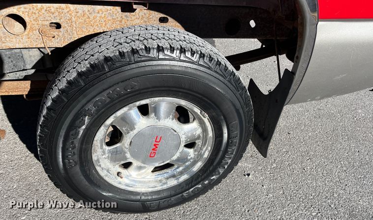 image for item MN9415 2000 GMC Sierra 1500  Ext. Cab pickup truck