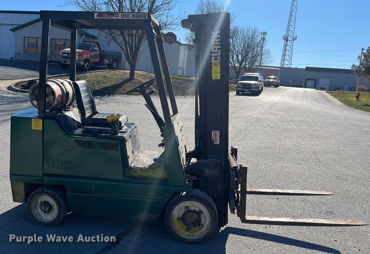 image for item MN9421 Clark GCX25  forklift