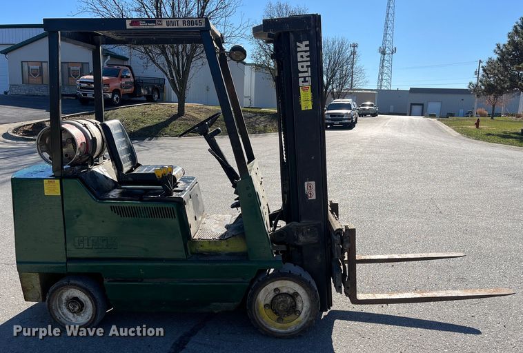image for item MN9421 Clark GCX25  forklift