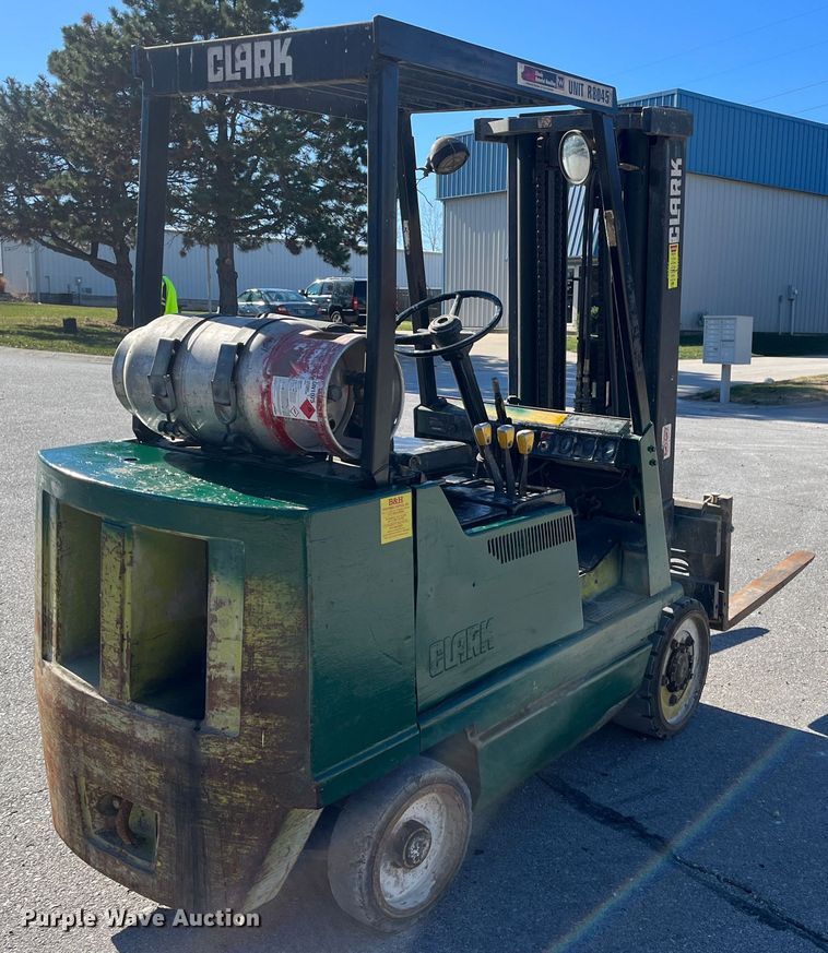 image for item MN9421 Clark GCX25  forklift