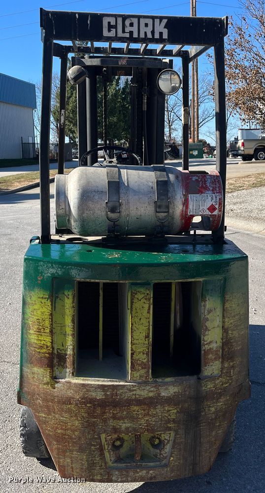 image for item MN9421 Clark GCX25  forklift