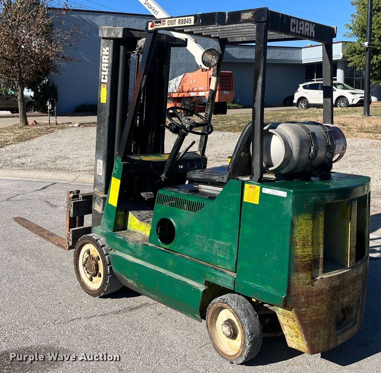 image for item MN9421 Clark GCX25  forklift