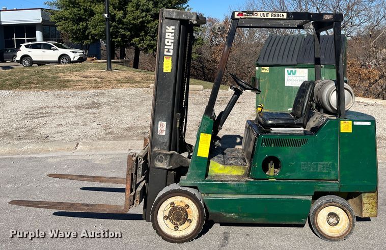 image for item MN9421 Clark GCX25  forklift