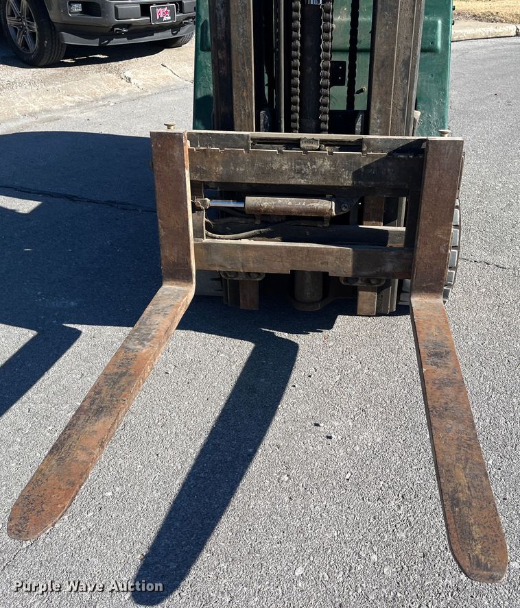 image for item MN9421 Clark GCX25  forklift