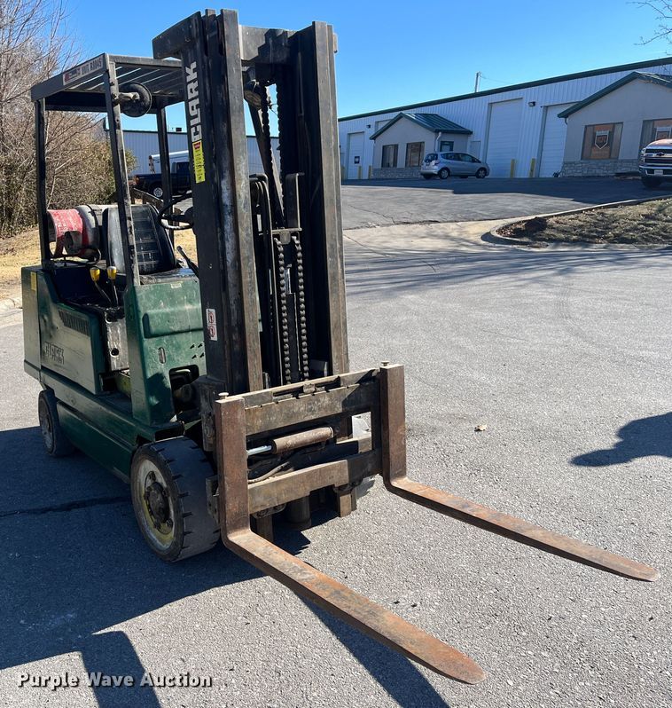 image for item MN9421 Clark GCX25  forklift