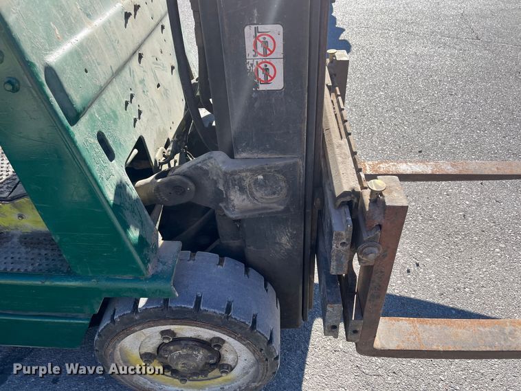 image for item MN9421 Clark GCX25  forklift