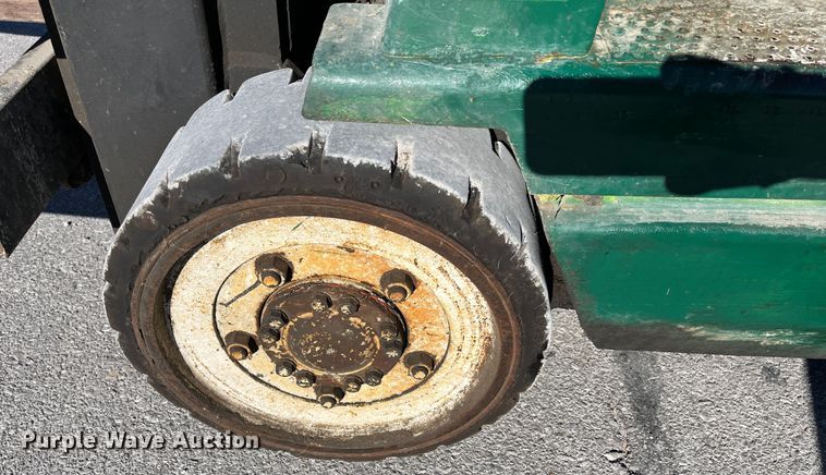 image for item MN9421 Clark GCX25  forklift