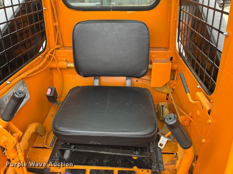 image for item MN9468 1993 New Holland L553  skid steer loader