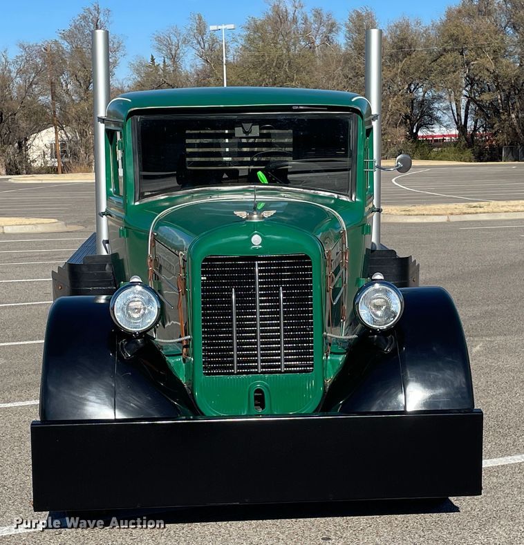 image for item MT9940 1933 GMC  flatbed truck