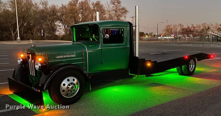 image for item MT9940 1933 GMC  flatbed truck